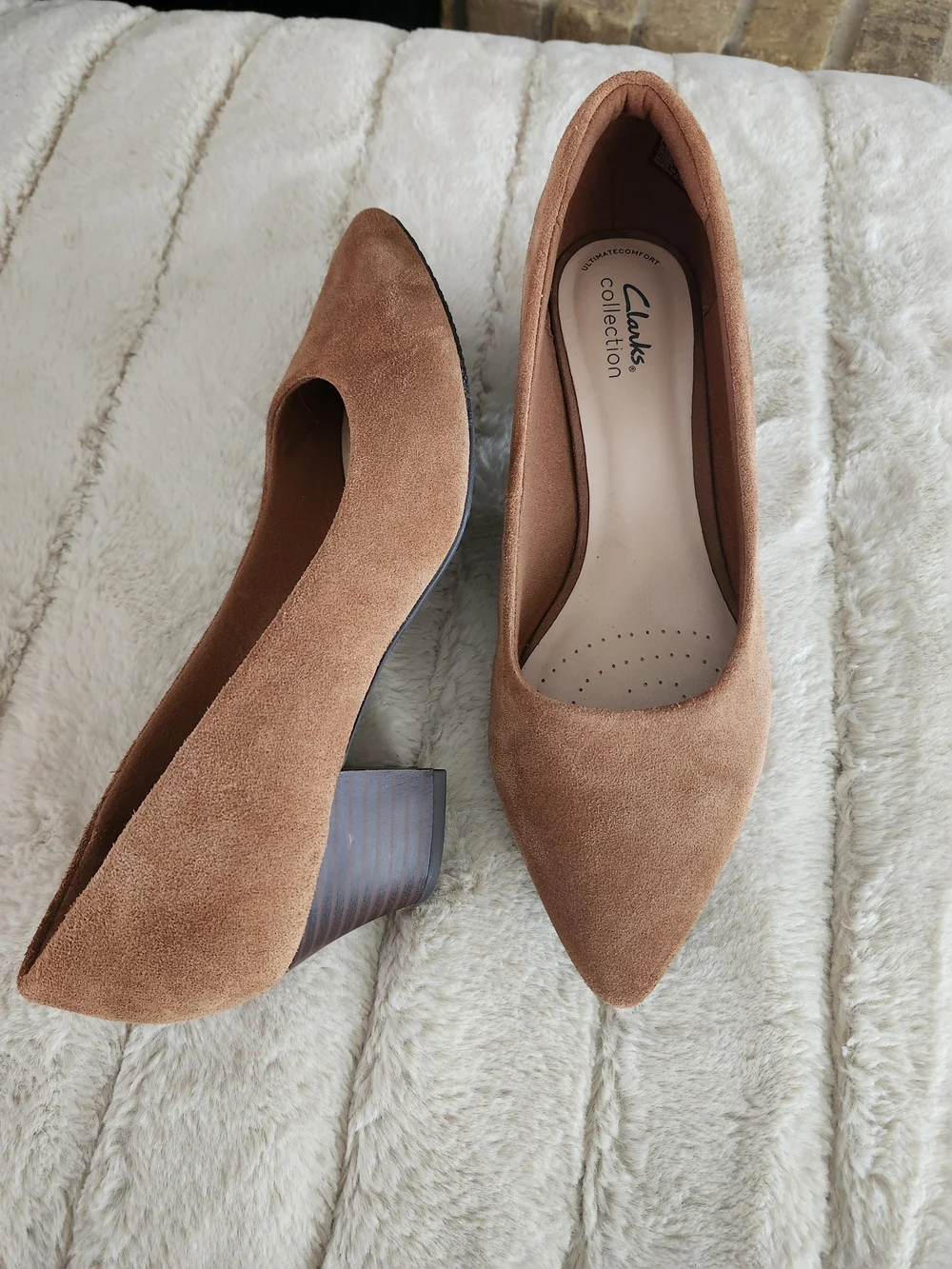 9W Clarks Collection Women's Tan Suede Pointed Toe Block Heel Pump